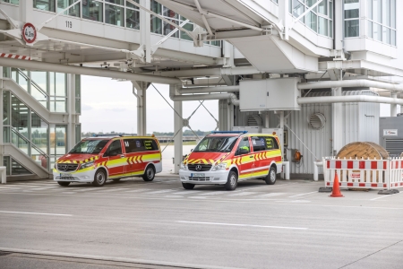 Rettungswagen stehen am Münchner Flughafen.
